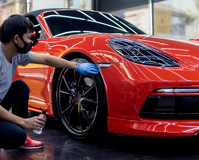 Man polishing rim